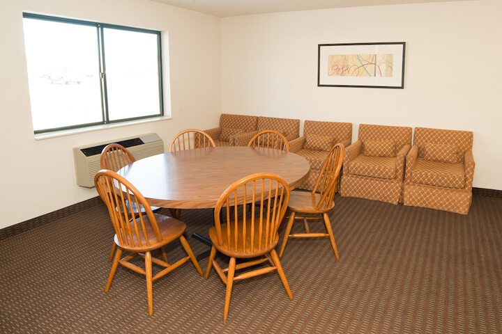 HomeTown Inn & Suites - thumb 6