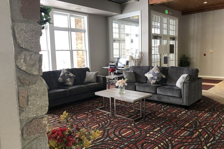 HomeTown Inn & Suites - thumb 4