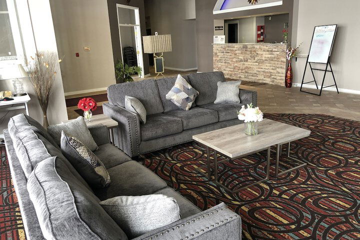 HomeTown Inn & Suites - thumb 5