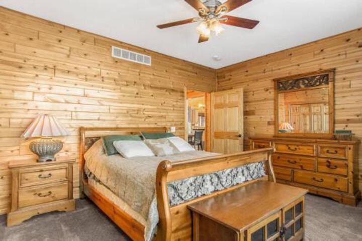 NEW Spa Luxury In An Expansive Cabin Escape! - thumb 3