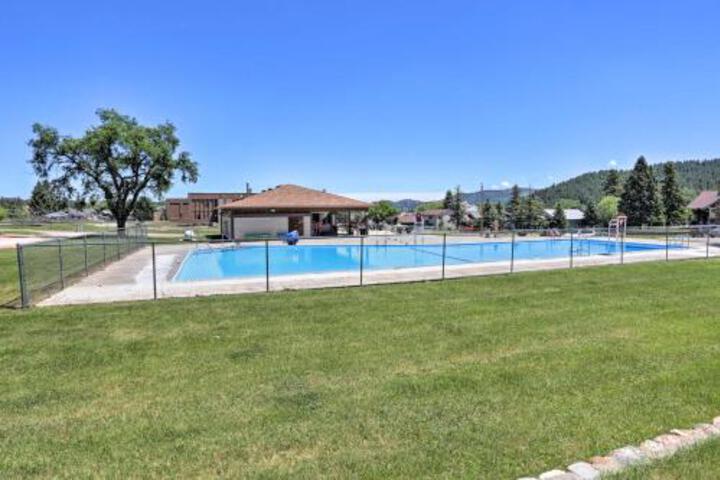 Custer Home W / Deck & Porch Walk Downtown! - thumb 3