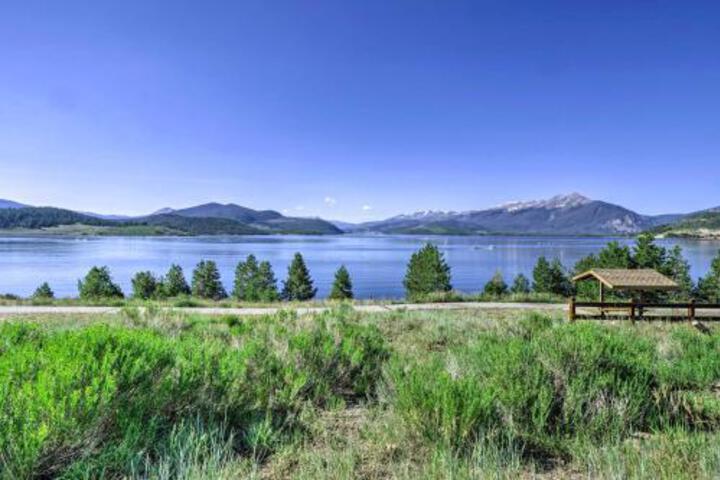 Lakefront Retreat With Panoramic Mountain Views - thumb 0