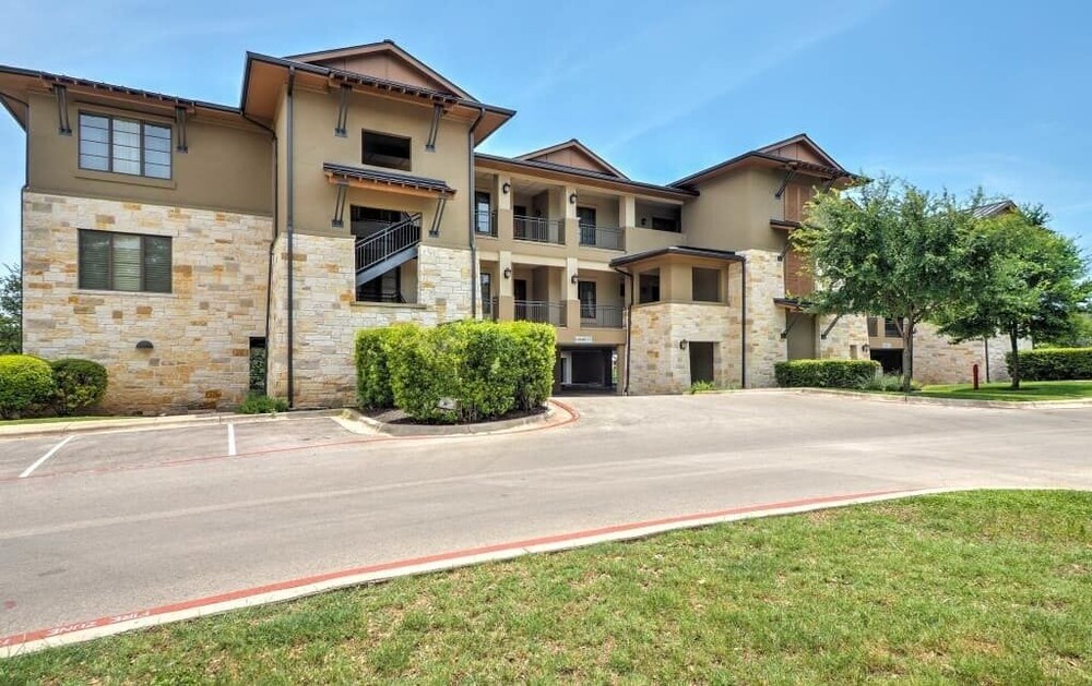 LIVING LOCAL LAKEWAY COVE Condo - thumb 2