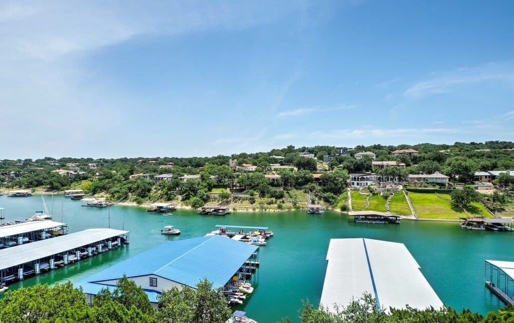 LIVING LOCAL LAKEWAY COVE Condo - thumb 6