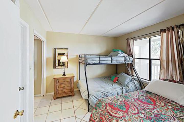 New Listing! Coastal W / Pool Walk To Beach 2 Bedroom Condo - thumb 3