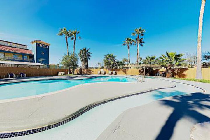 New Listing! Coastal W / Pool Walk To Beach 2 Bedroom Condo - thumb 4