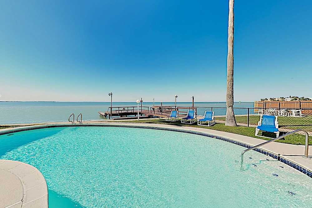 New Listing! Bay-view W/ Pool, Walk To Beach 2 Bedroom Condo - thumb 2