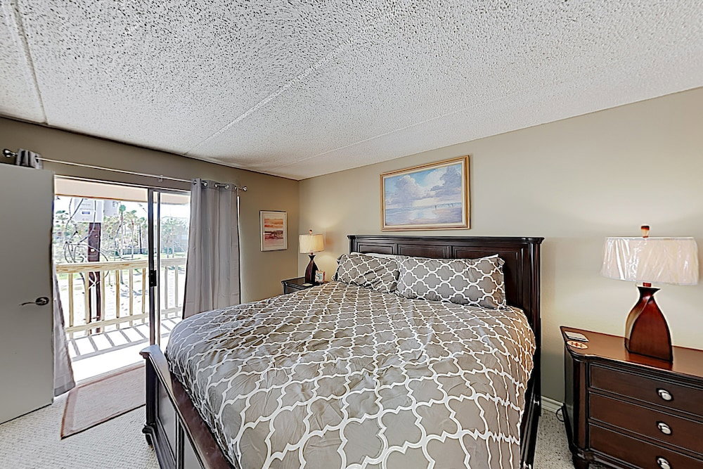 New Listing! Bay-view W/ Pool, Walk To Beach 2 Bedroom Condo - thumb 6