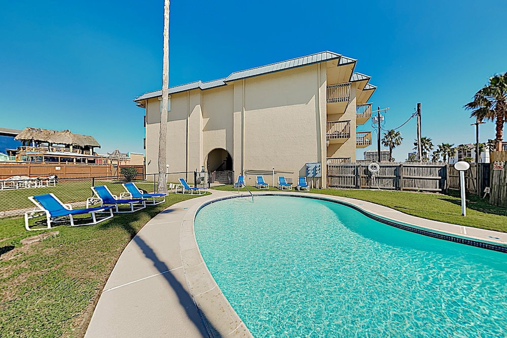 New Listing! Bay-view W/ Pool, Walk To Beach 2 Bedroom Condo - thumb 3