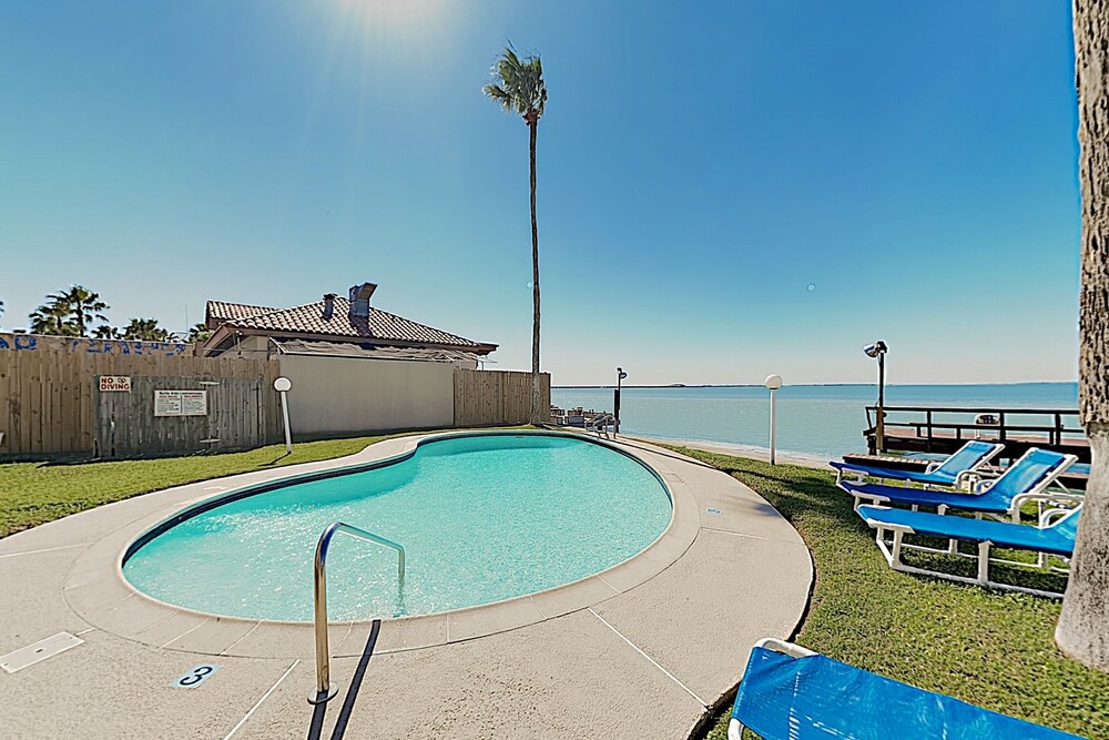 New Listing! Bay-view W/ Pool, Walk To Beach 2 Bedroom Condo - thumb 1