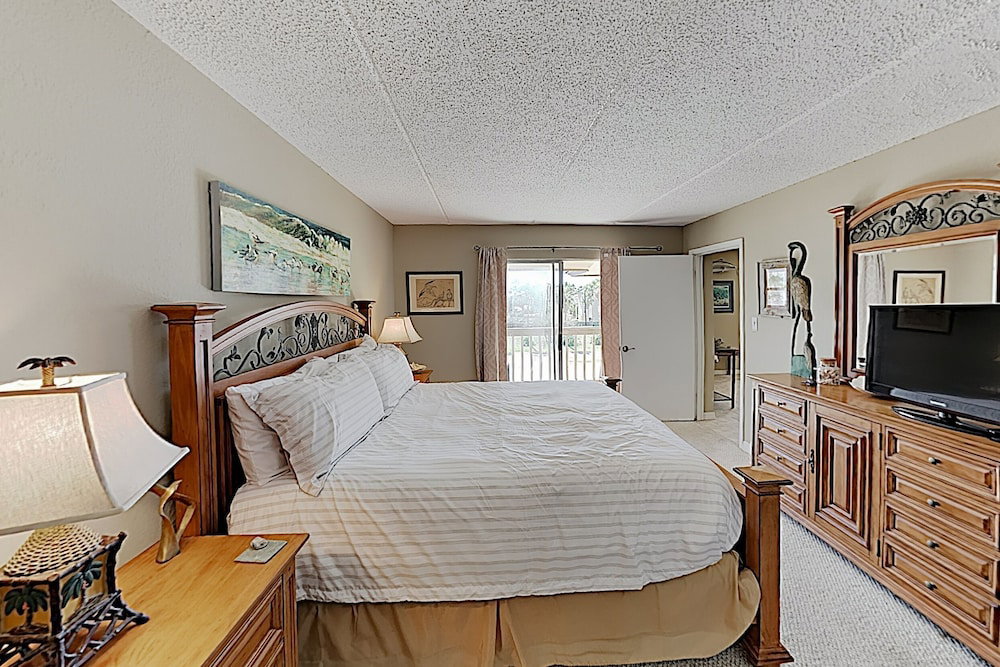 New Listing! Bay-view W/ Pool, Walk To Beach 2 Bedroom Condo - thumb 5