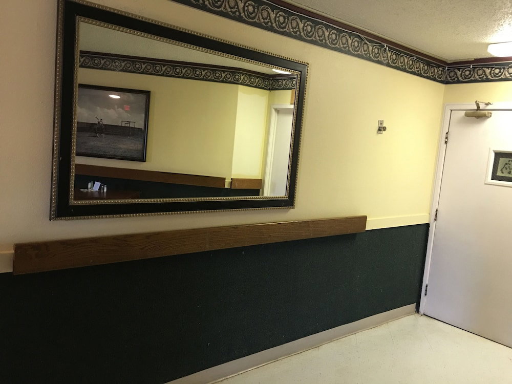 Reddy Inn And Suites - thumb 5