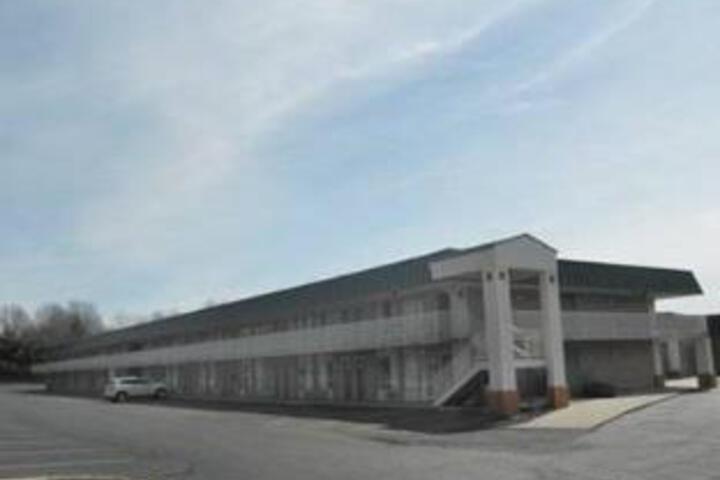 Econo Lodge Inn & Suites - thumb 0