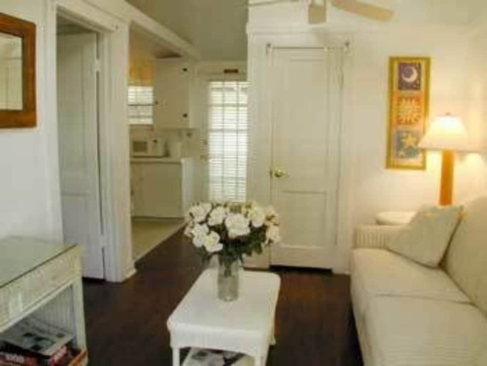 Bungalow Beach Resort - thumb 5