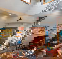 Kona Palace in Captain Cook - Tourism House