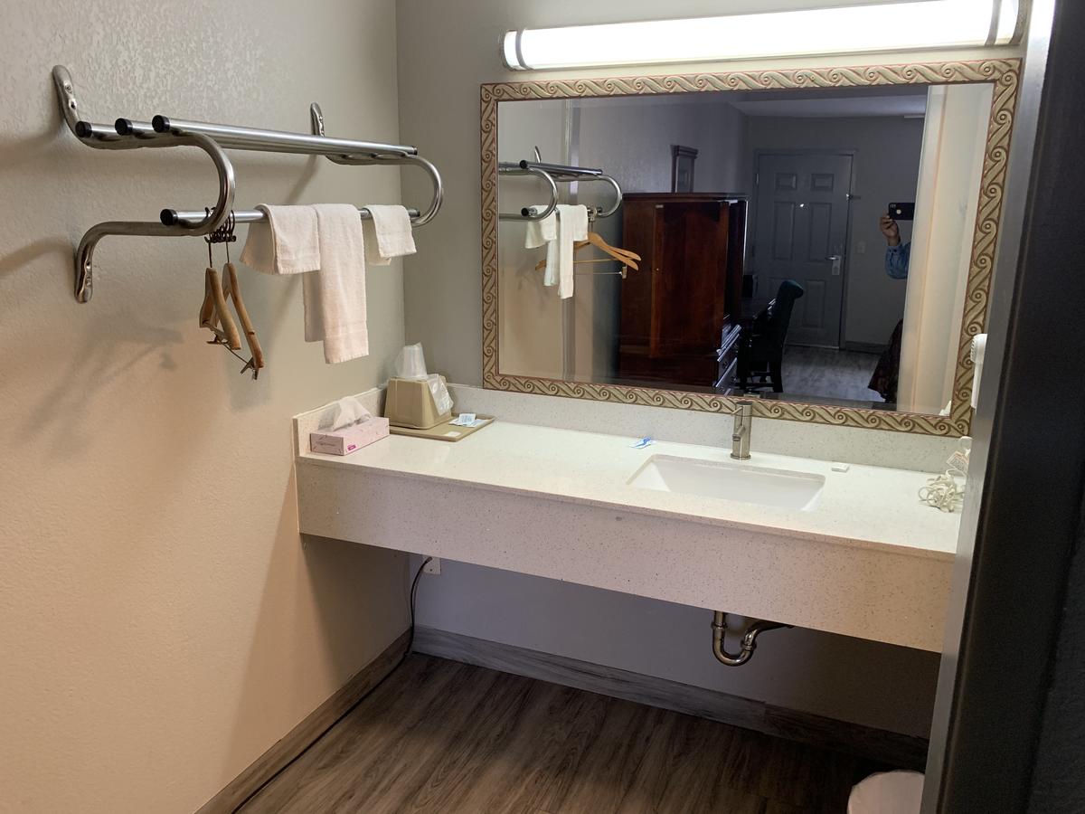 Executive Inn Locust Grove - thumb 10