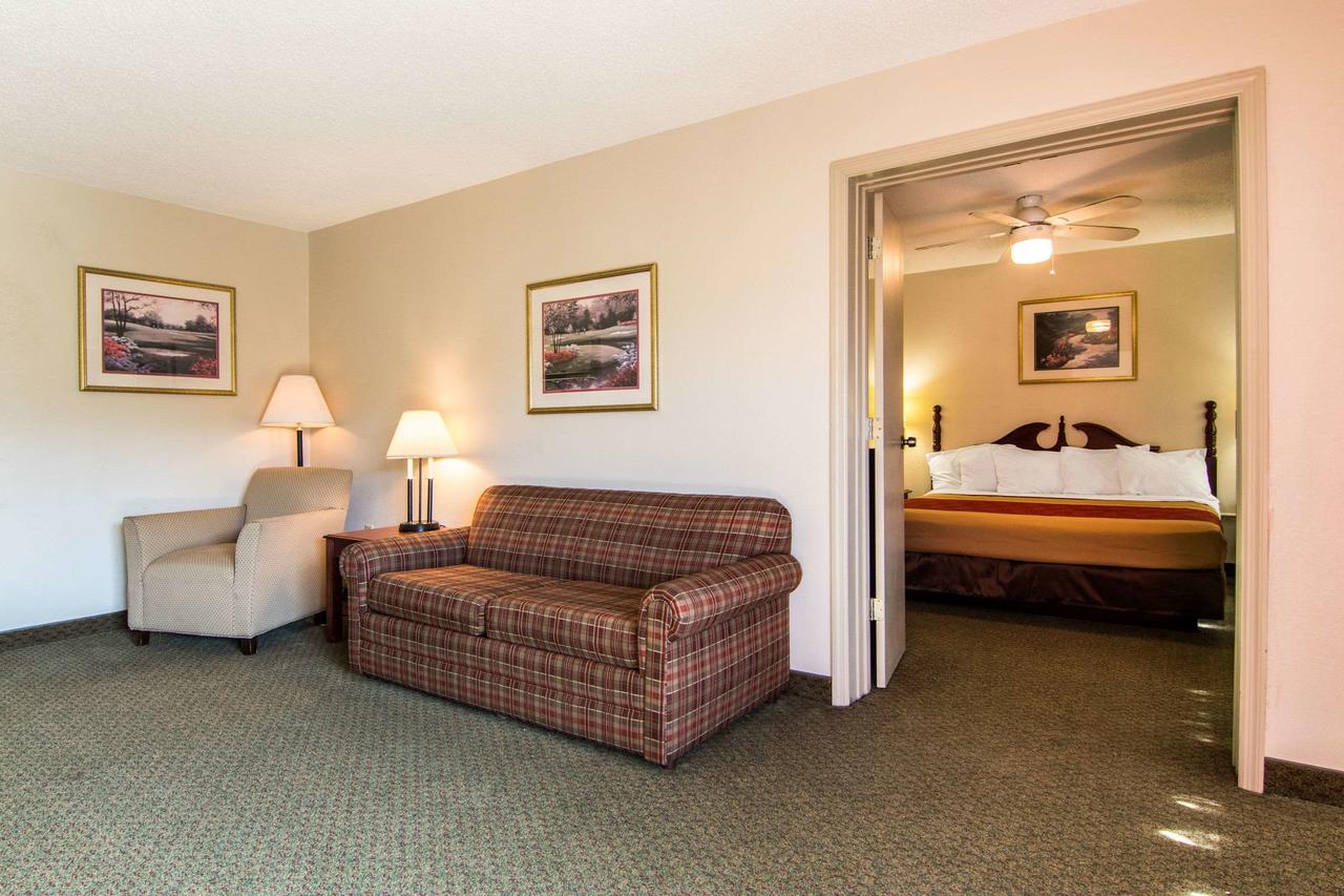 Econo Lodge Inn & Suites Conference Center Dublin - thumb 1