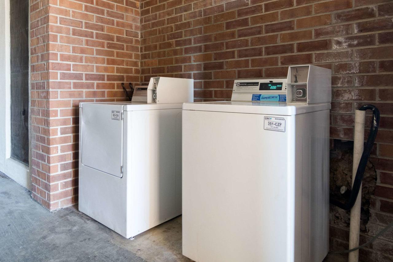 Econo Lodge Inn & Suites Conference Center Dublin - thumb 6