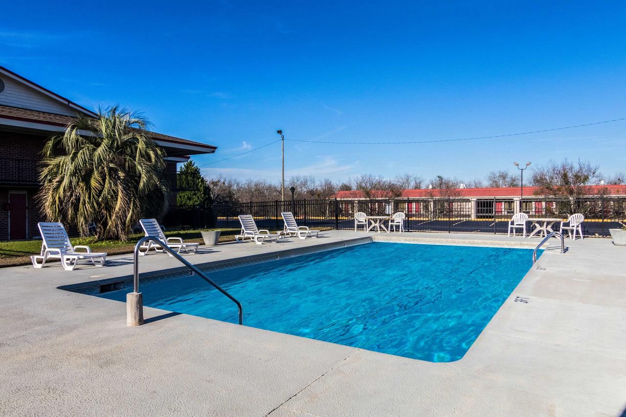 Econo Lodge Inn & Suites Conference Center Dublin - thumb 9