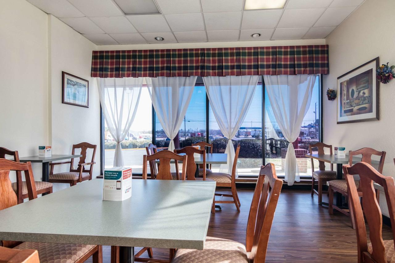 Econo Lodge Inn & Suites Conference Center Dublin - thumb 8