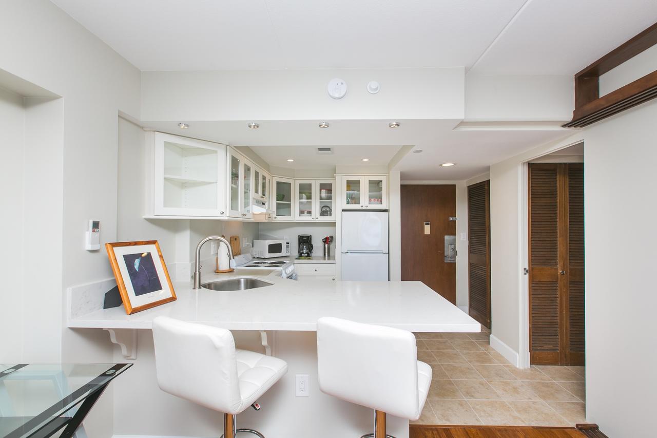 Ilikai Tower 733 Yacht Harbor View 1BR - thumb 4