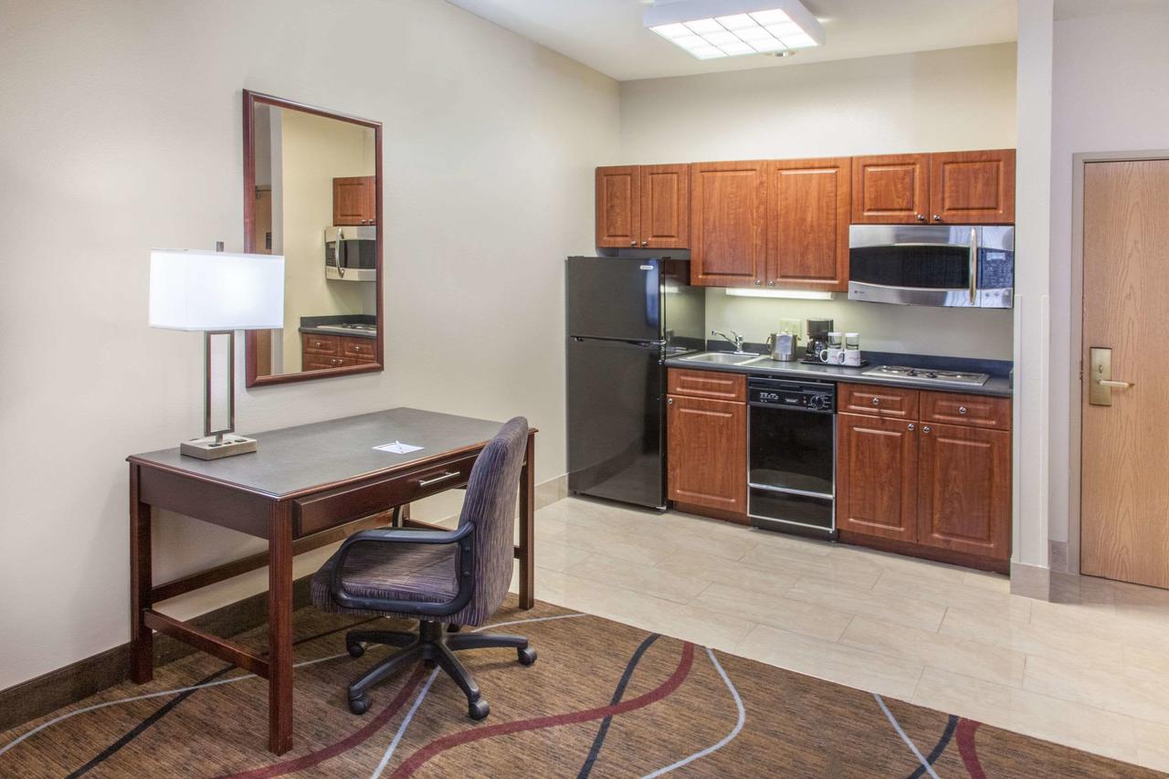 Hawthorn Suites Bloomington - thumb 14