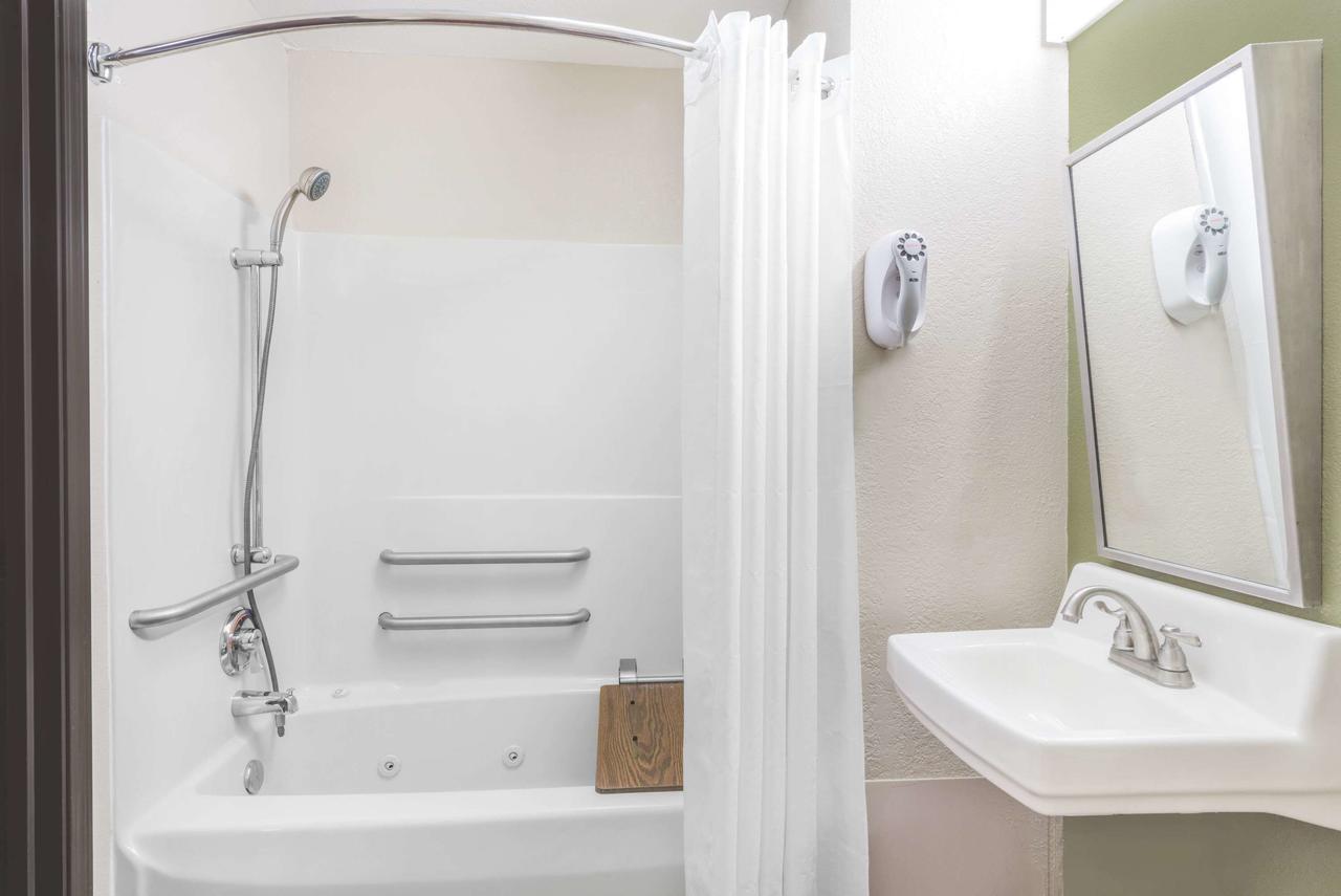 Super 8 By Wyndham Madison/Hanover Area - thumb 11