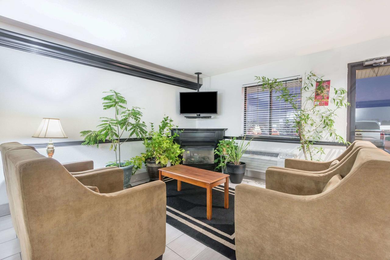 Super 8 By Wyndham Madison/Hanover Area - thumb 13