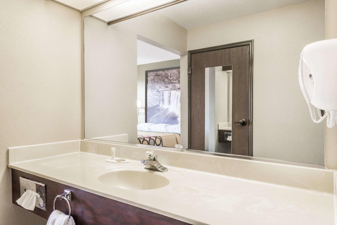 Super 8 By Wyndham Madison/Hanover Area - thumb 3