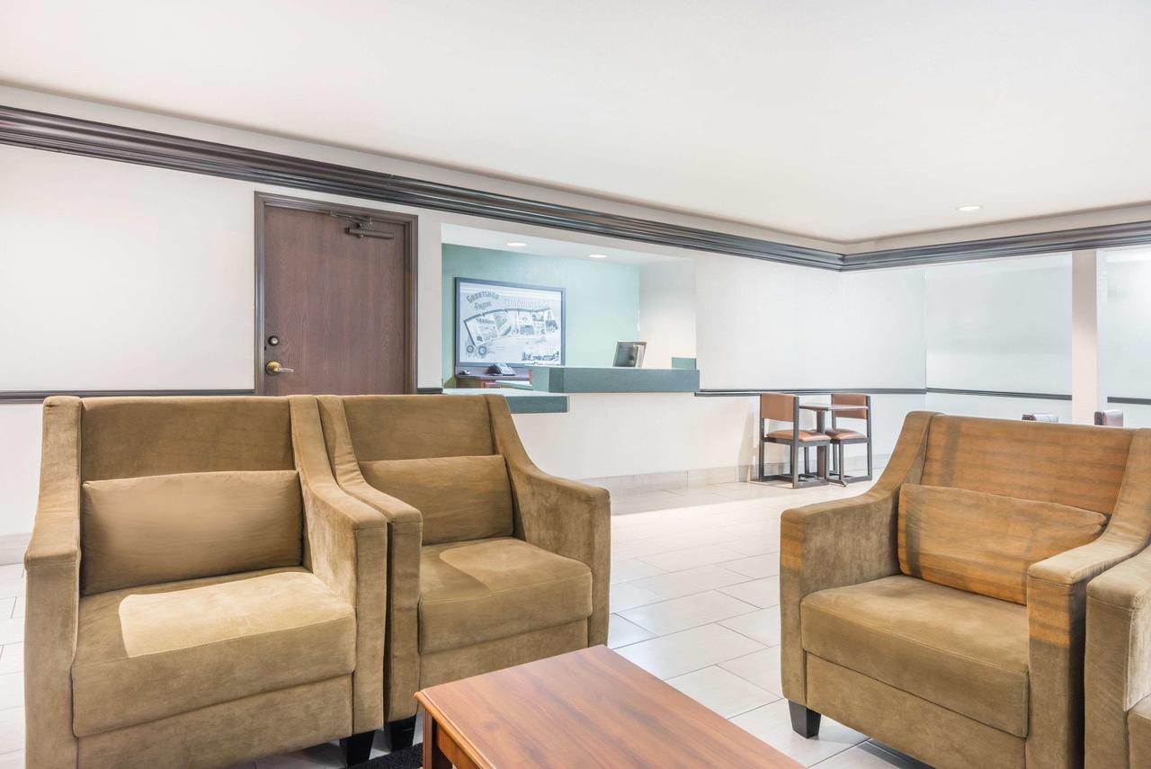 Super 8 By Wyndham Madison/Hanover Area - thumb 1