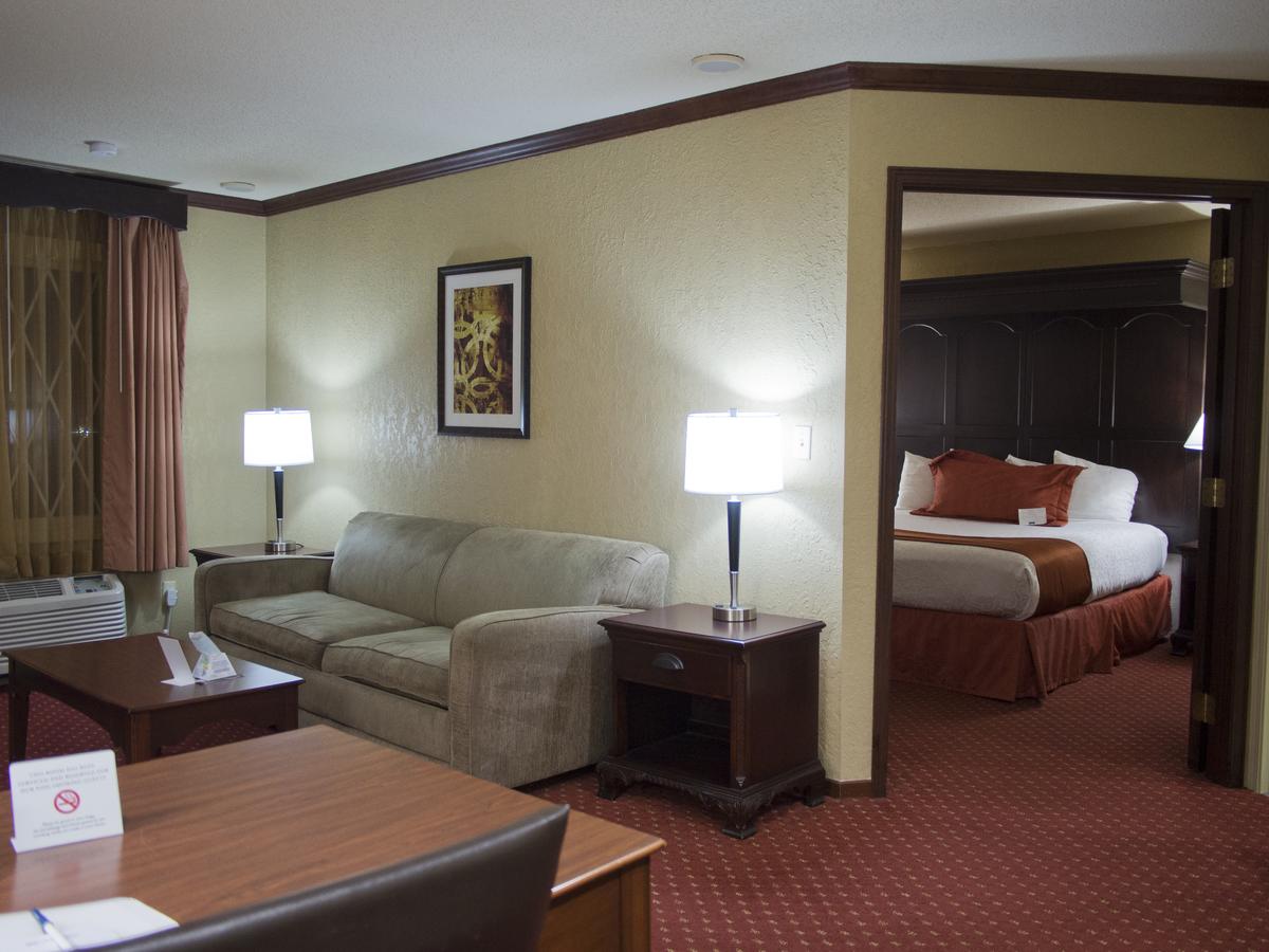 Days Inn & Suites By Wyndham Coralville / Iowa City - thumb 1