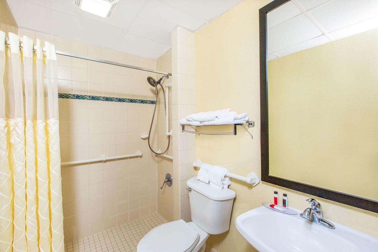 Days Inn & Suites By Wyndham Coralville / Iowa City - thumb 32