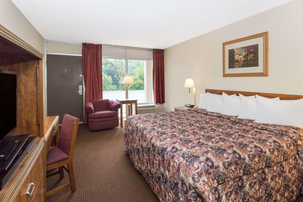 Days Inn By Wyndham Dubuque - thumb 4