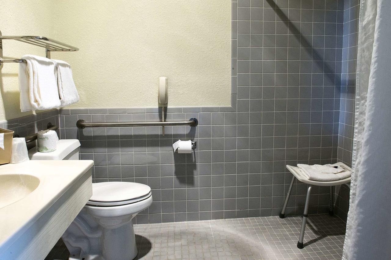 Red Roof Inn & Suites Omaha - Council Bluffs - thumb 39