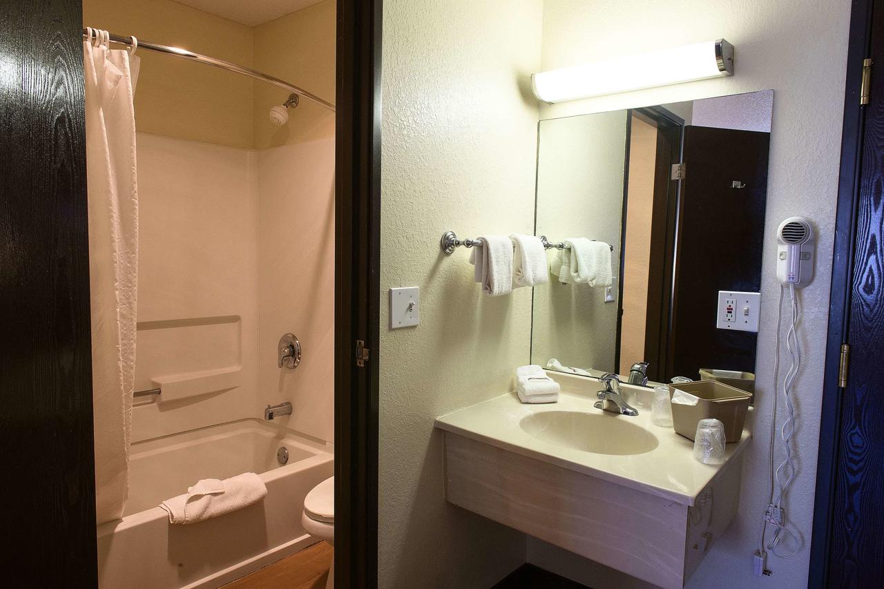 Red Roof Inn & Suites Omaha - Council Bluffs - thumb 4