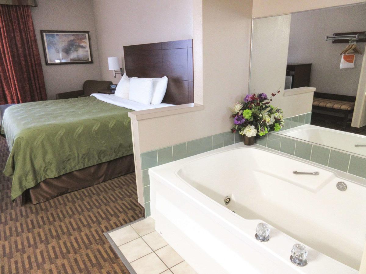 Quality Inn & Suites Lawrence - University Area - thumb 21