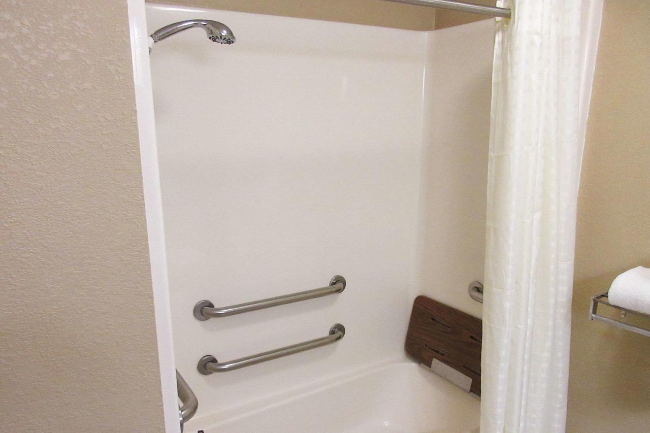 Quality Inn & Suites Lawrence - University Area - thumb 11
