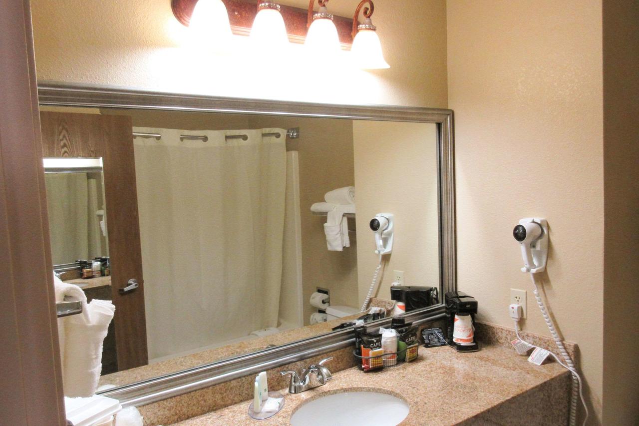 Quality Inn & Suites Lawrence - University Area - thumb 24