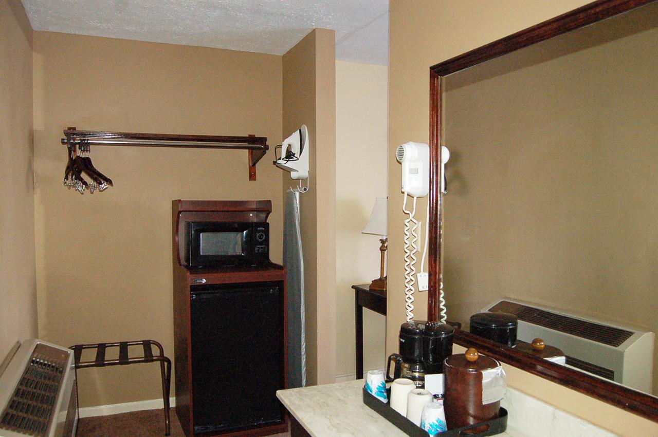 Golden Manor Inn & Suites - thumb 43