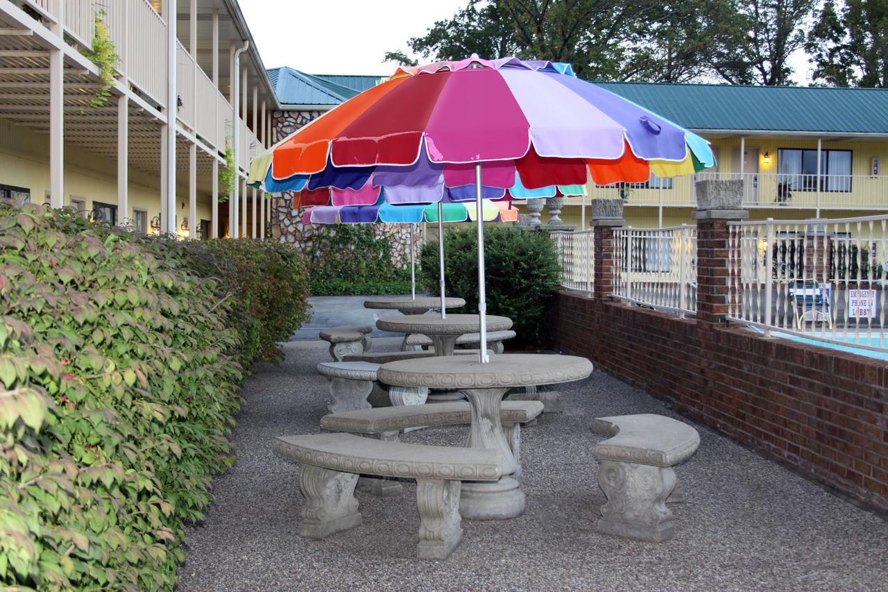 Golden Manor Inn & Suites - thumb 16