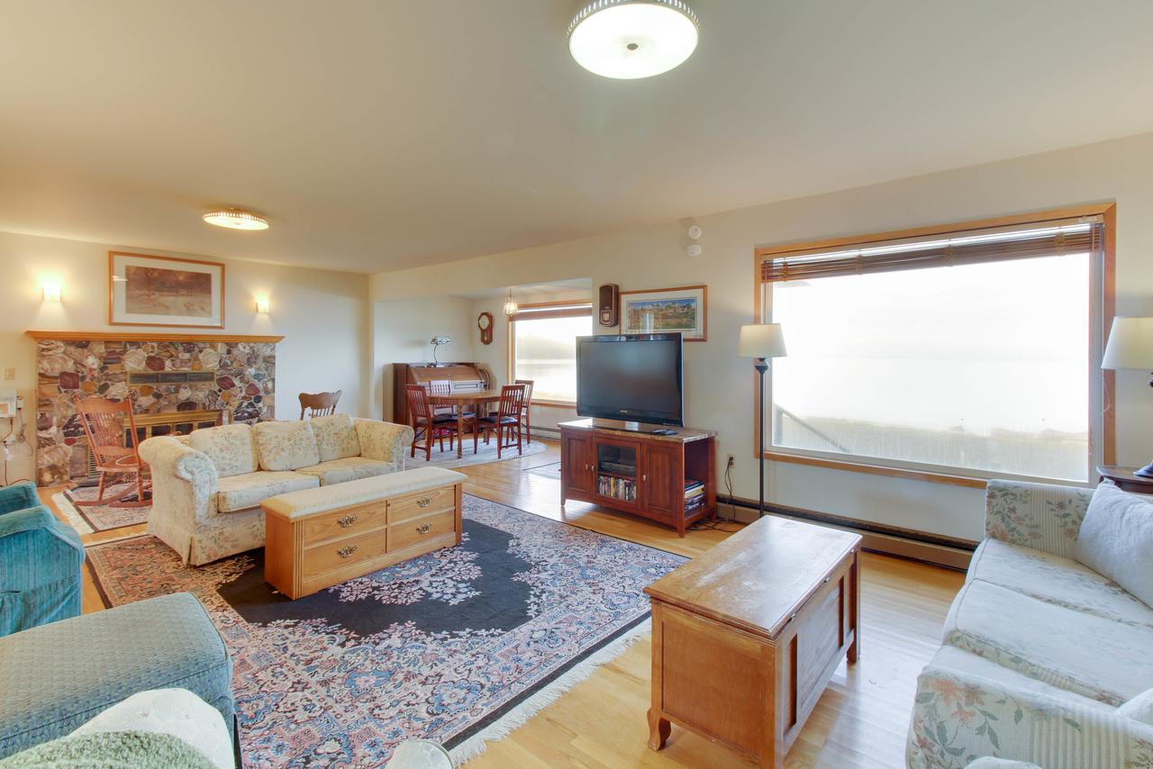 Lopez Island Agate Beach Waterfront Home - thumb 17