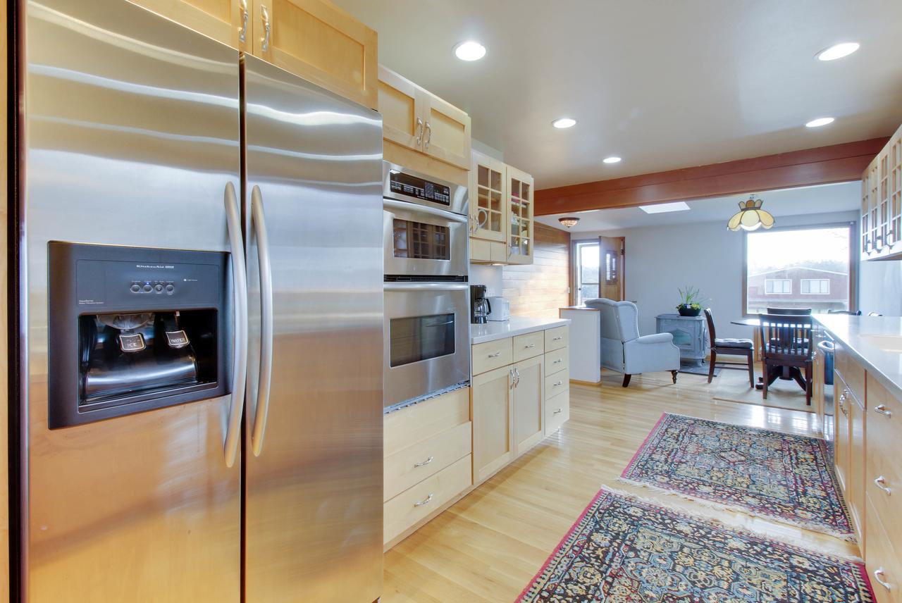 Lopez Island Agate Beach Waterfront Home - thumb 2