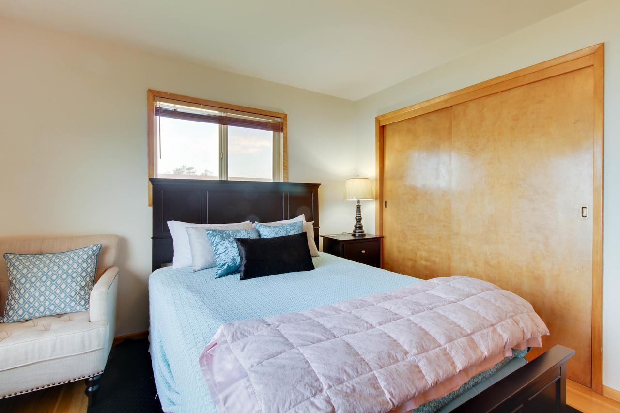 Lopez Island Agate Beach Waterfront Home - thumb 21