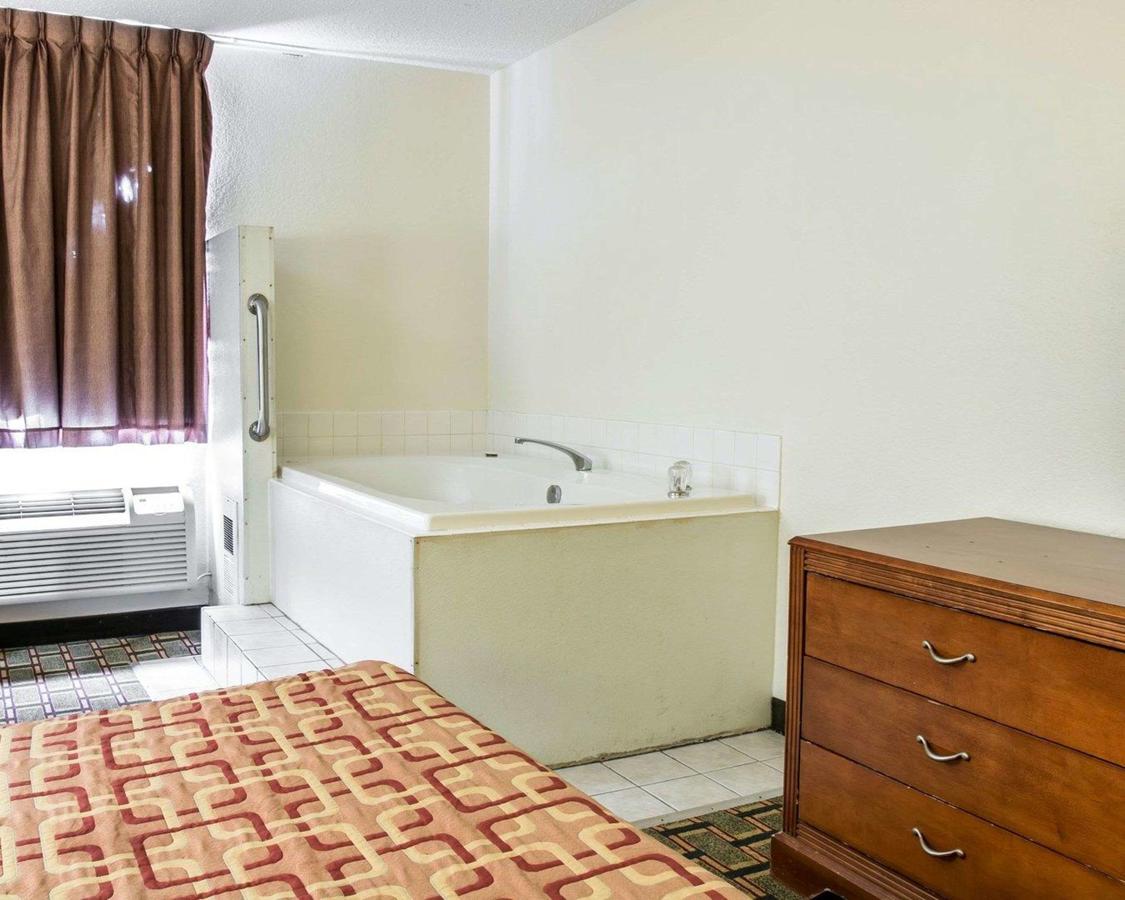 Econo Lodge Kalamazoo - thumb 10