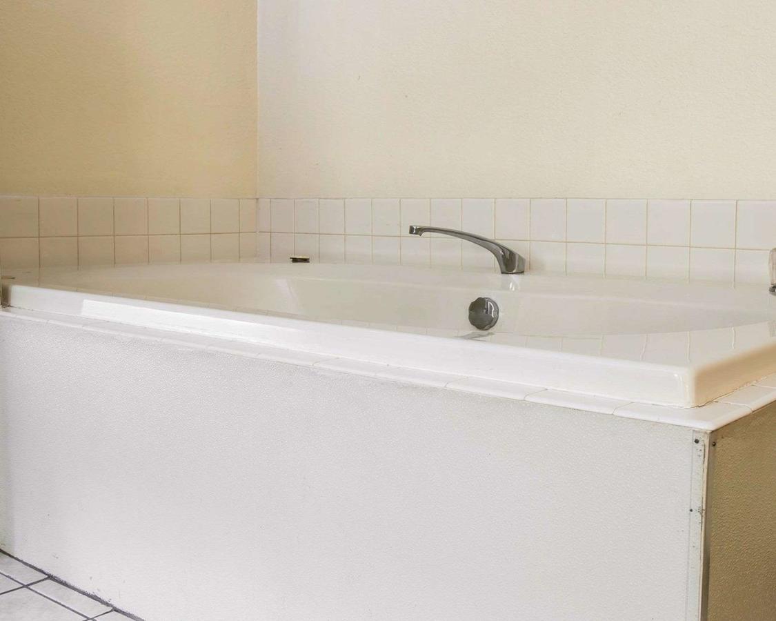 Econo Lodge Kalamazoo - thumb 14