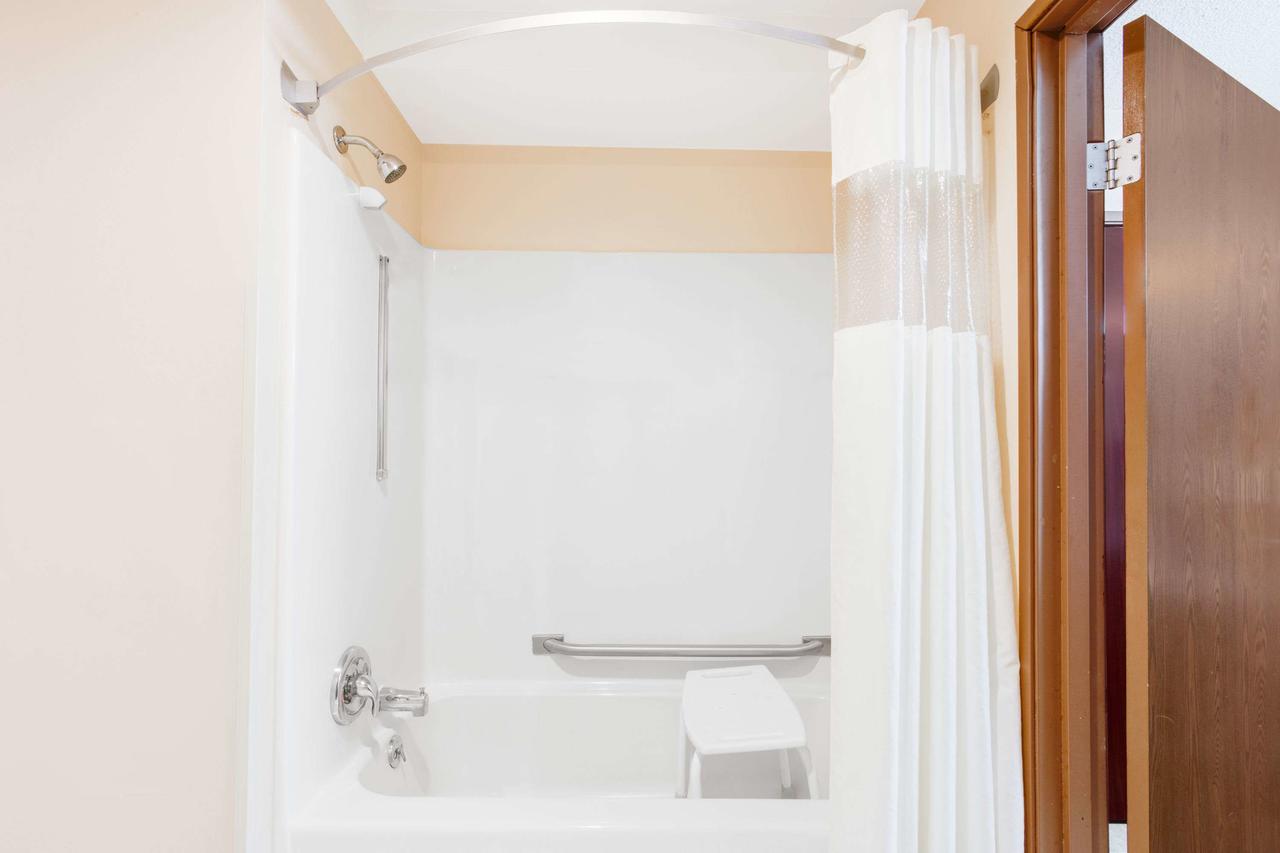 Baymont By Wyndham Kalamazoo - thumb 17