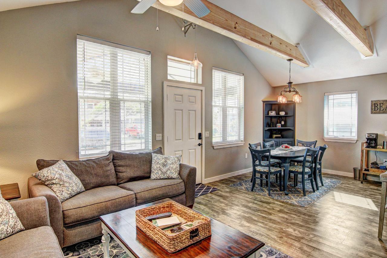 Walk To Beach From Outstanding Classic Residence - thumb 14