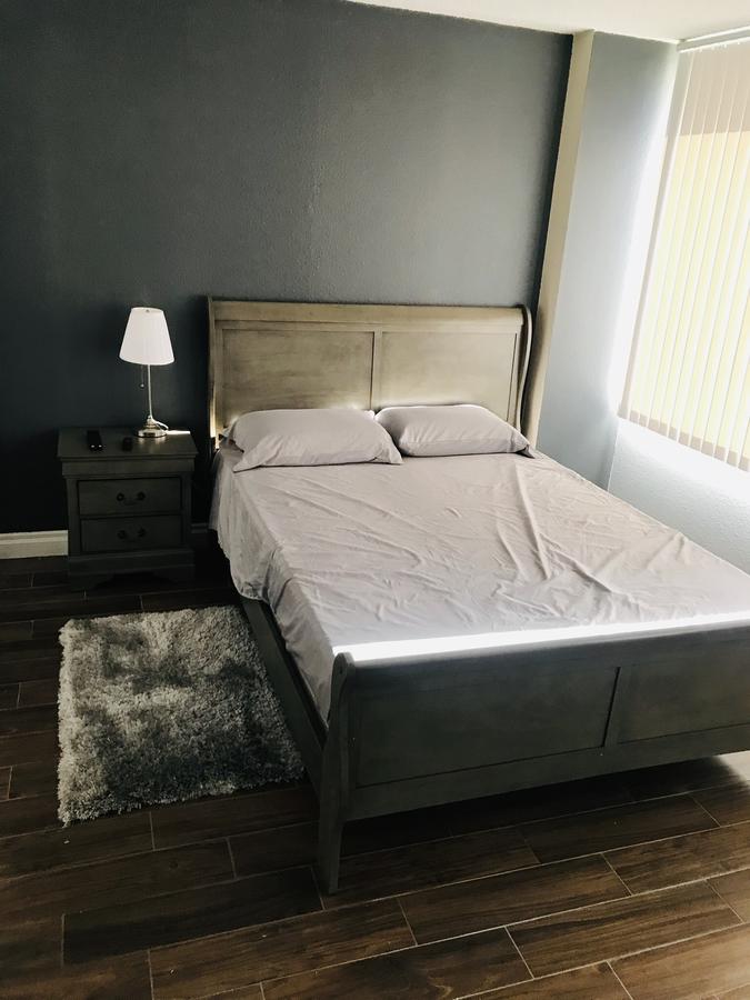 Amazing Master Suite In Shared 2/B Condo Behind Convention Center - thumb 1