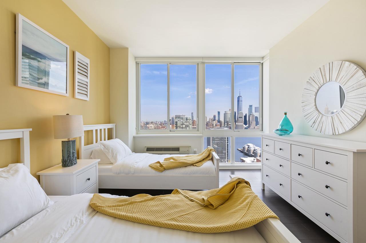 Three Bedroom Apartment With Stunning Views Of Statue Of Liberty, WTC And Empire State