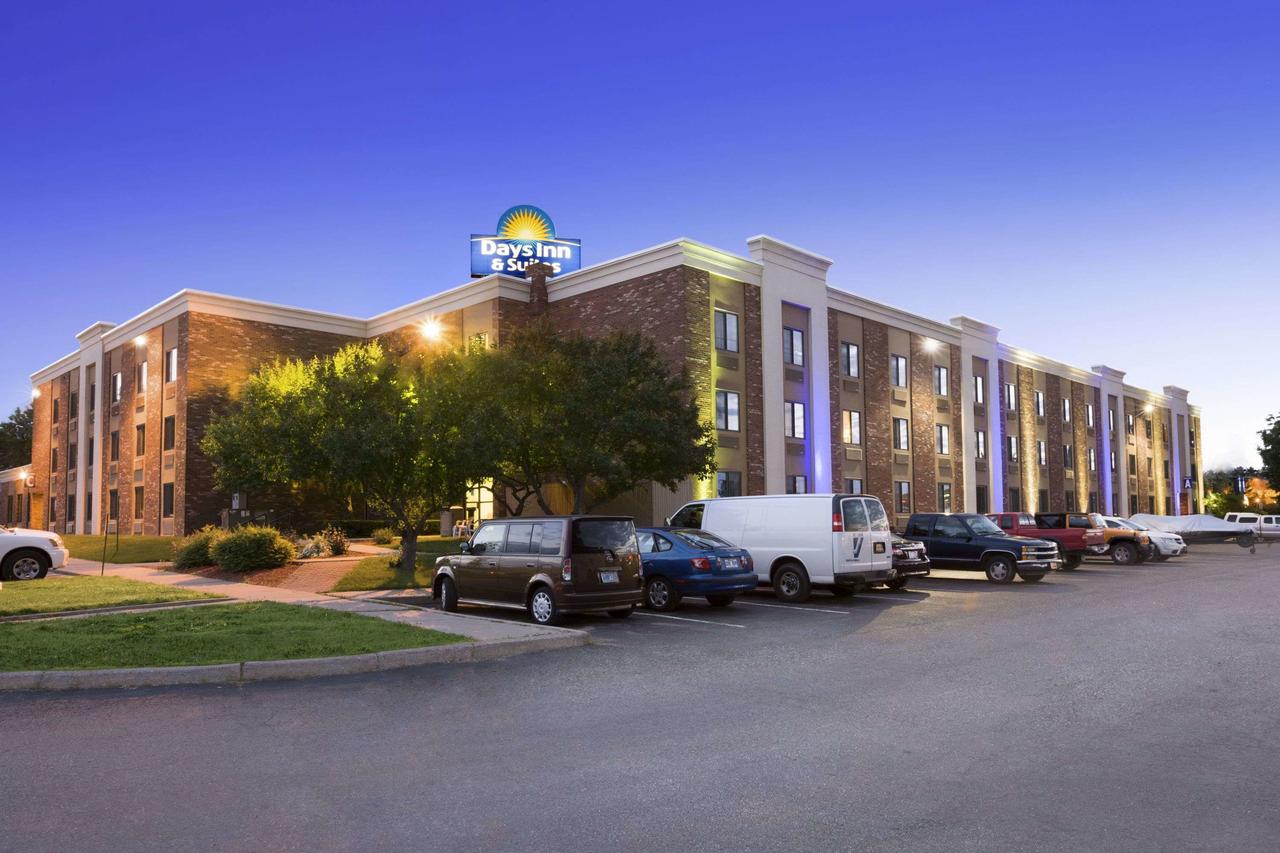 Days Inn & Suites By Wyndham Plattsburgh - thumb 0